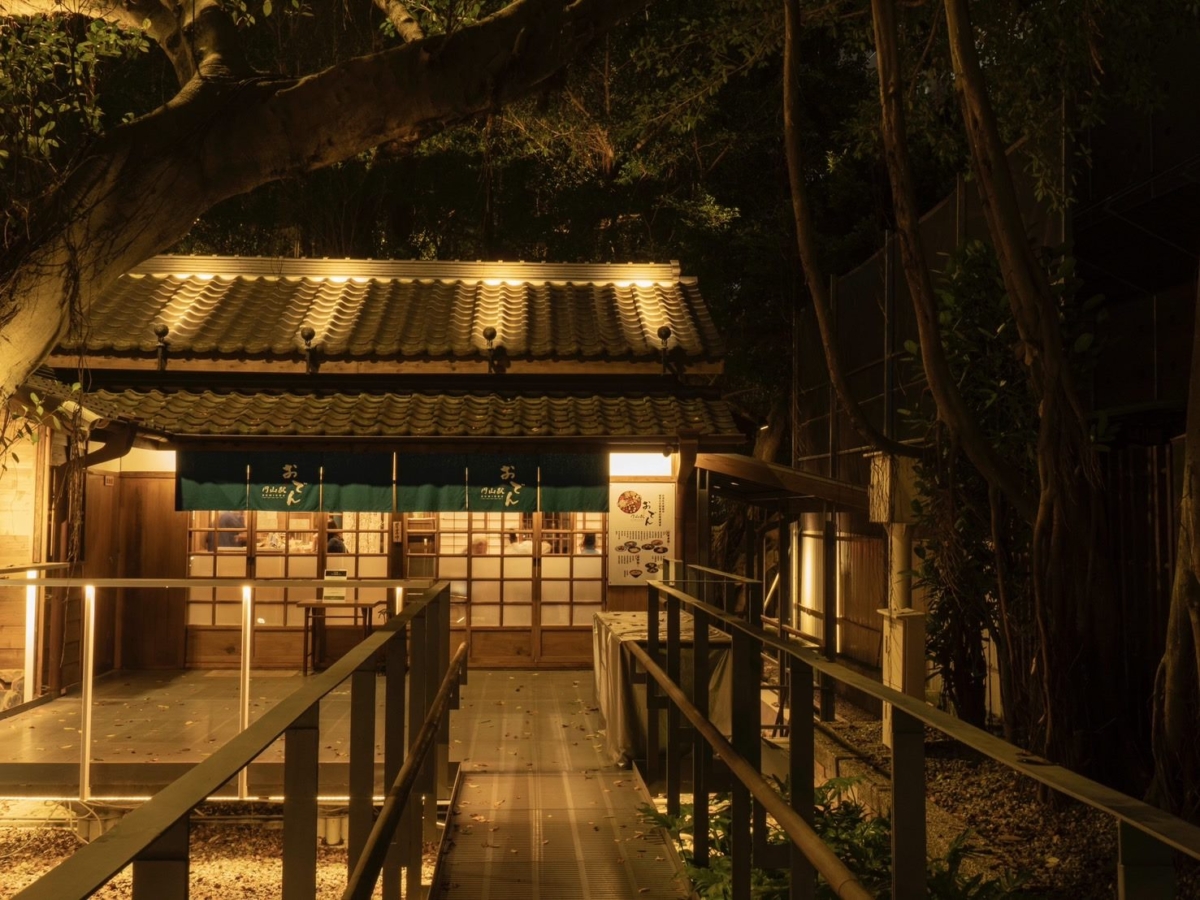 入夜後的「圓山驛」閃爍著溫馨的暖黃色燈光。