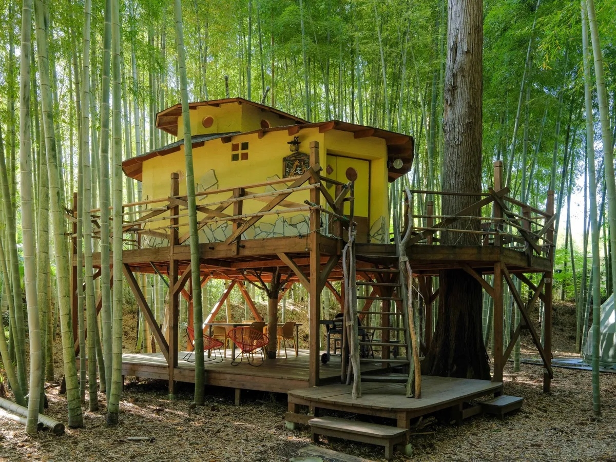 樹屋「麒麟庵」以長頸鹿形象和顏色打造。