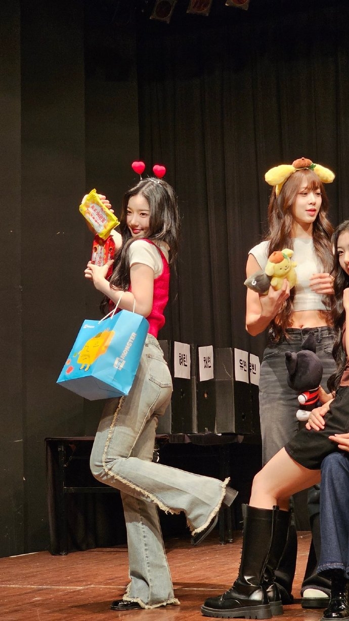 tripleS金琉然拿著愛義美小泡芙拍照