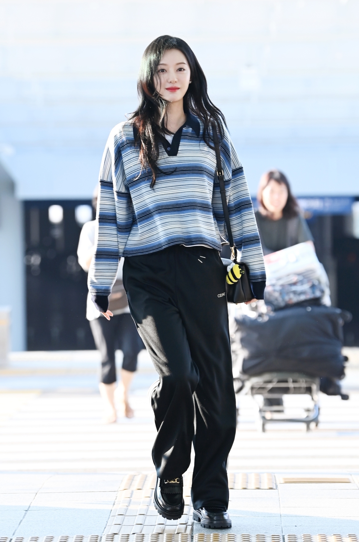 金智媛全新CELINE NINO手袋揹上身打造時髦有型機場穿搭