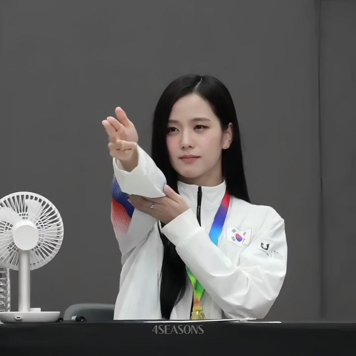 Jisoo向台下粉絲擺出帥氣射擊姿勢