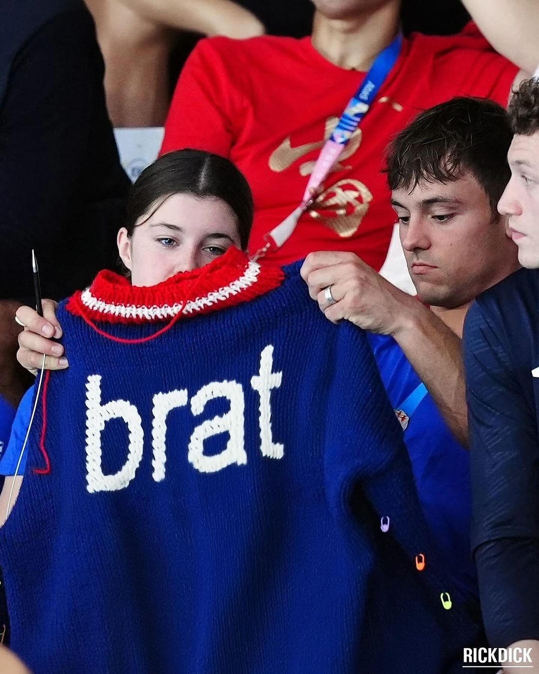 Tom Daley在巴黎奧運場邊一邊觀賽一邊織毛衣