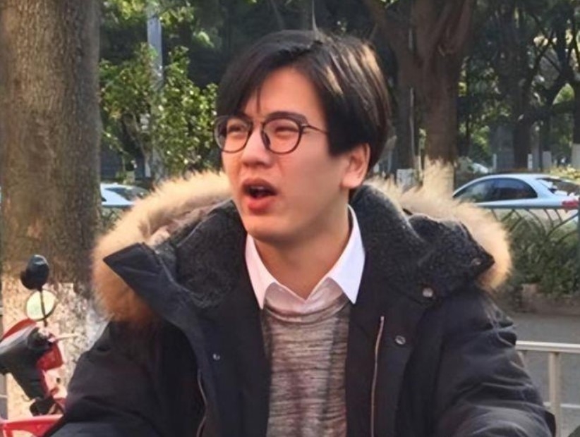 大學時期的張凌赫臉頰圓潤，自嘲全靠身高在撐。