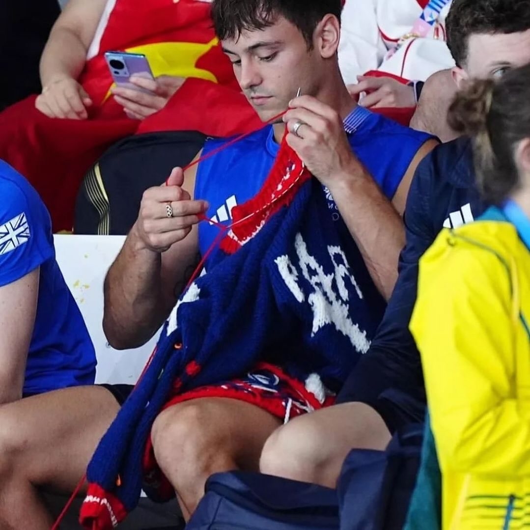 Tom Daley巴黎奧運在場邊織毛衣