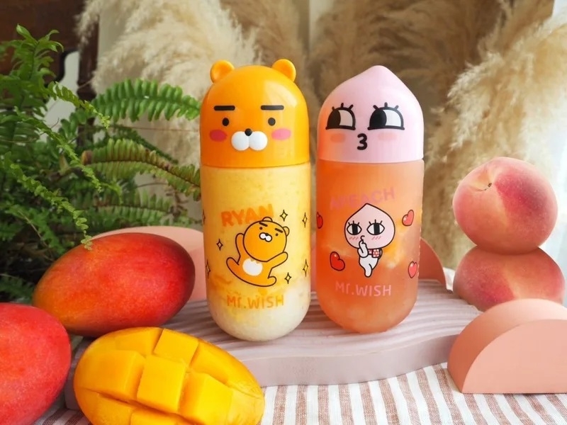 以Kakao Friends角色「萊恩」代表色黃色發想的飲料「芒果奶露」、「桃子」粉紅色形象打造的飲品「桃氣啵啵」。
