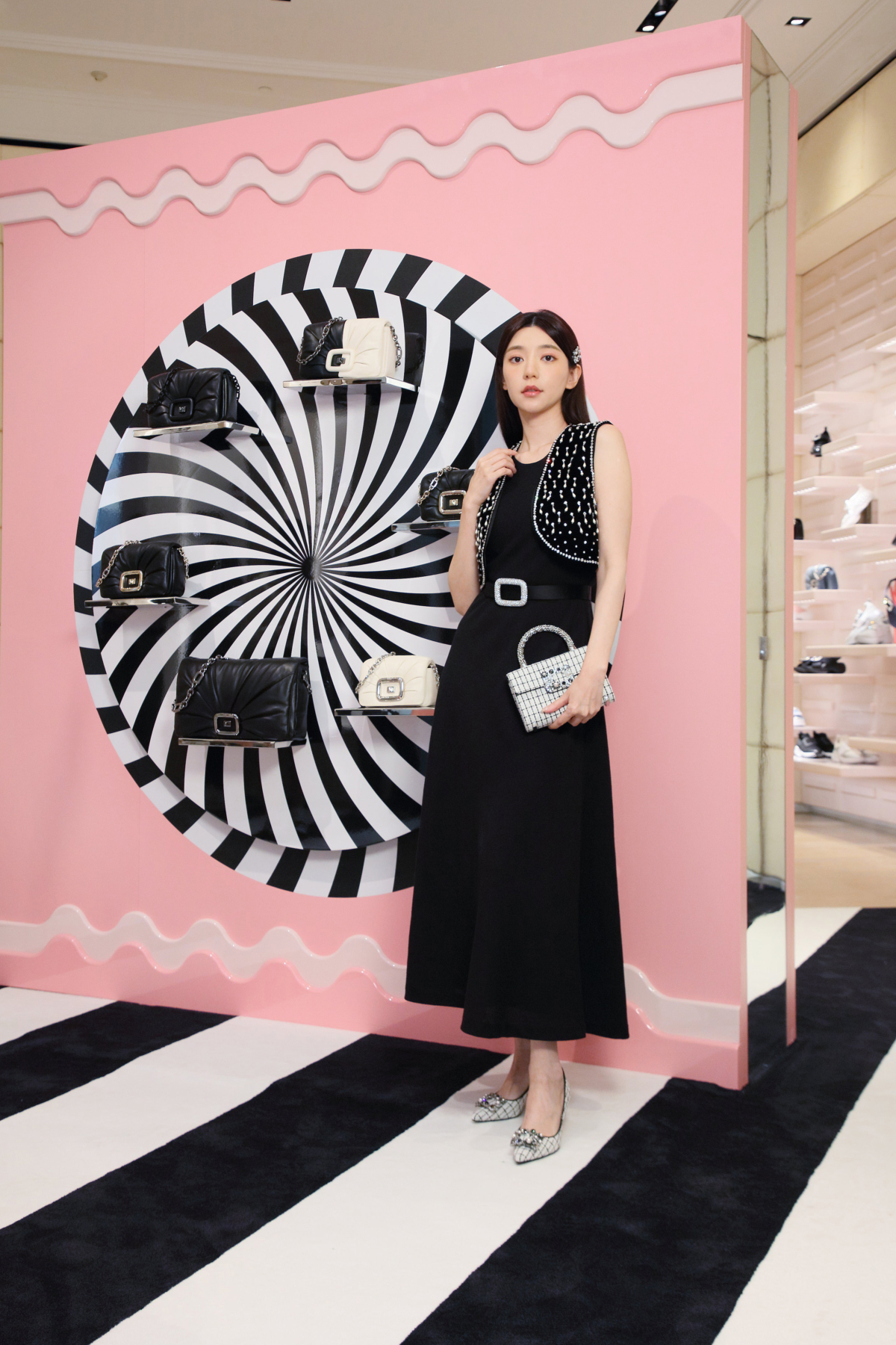 Roger Vivier 秋冬系列新品預覽會邀請甜美氣質女星郭雪芙演繹秋冬摩登奇幻新品