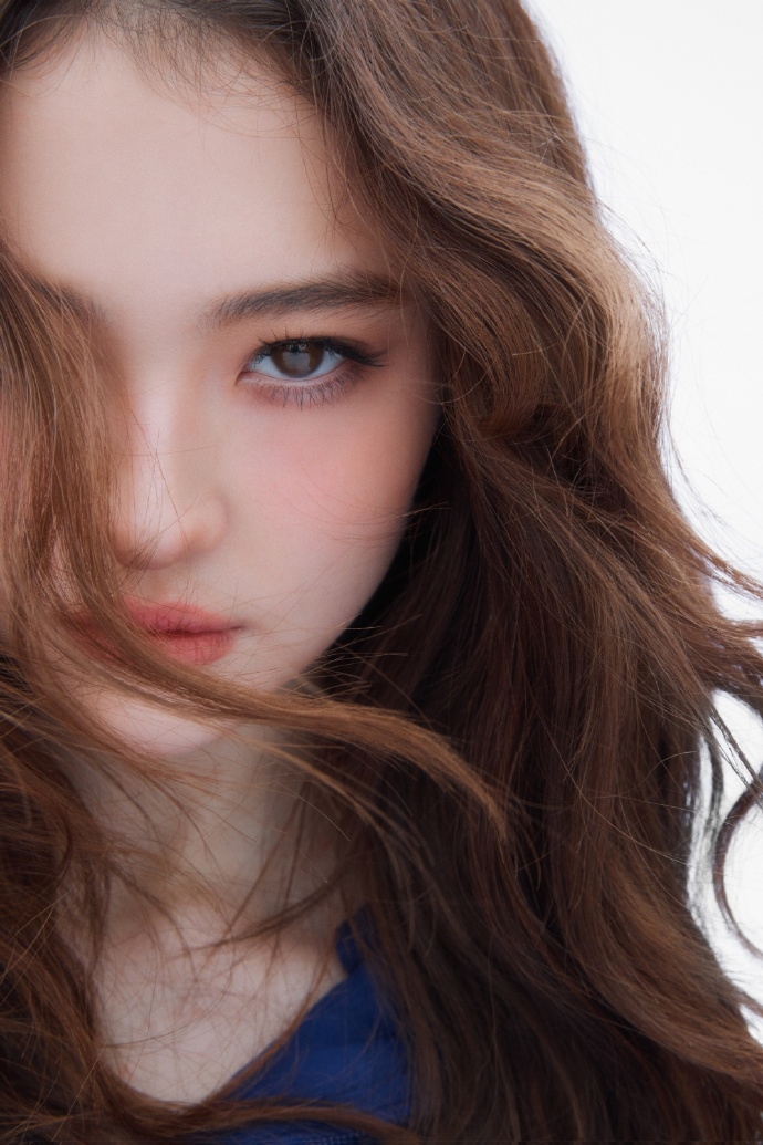 MEOVV第一位成員Ella Gross近照