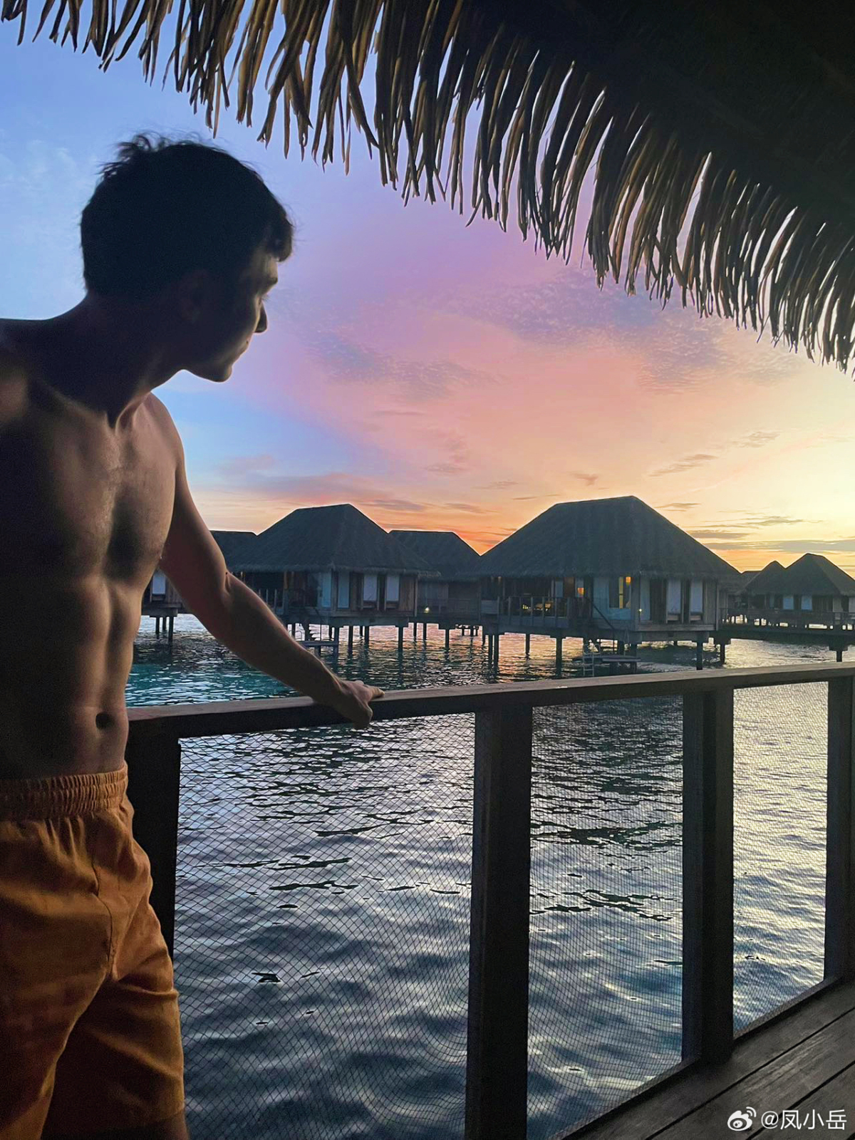 已經當爸的鳳小岳腹肌超驚人。