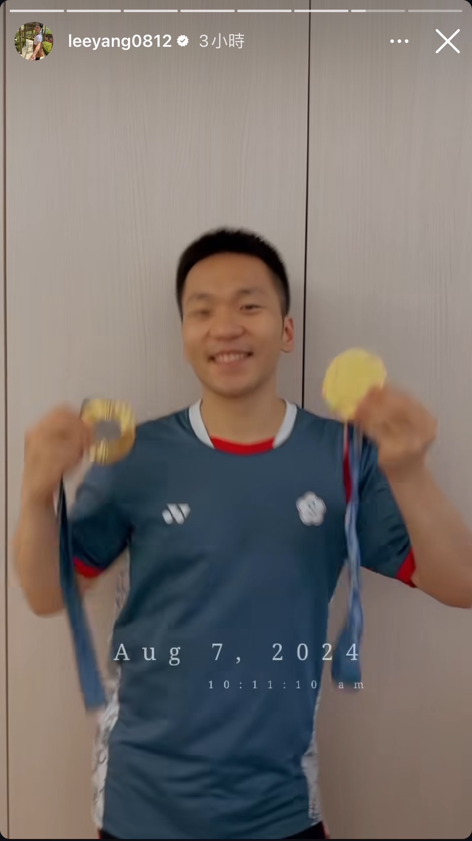 李洋返家之後,開心秀出兩面奧運金牌