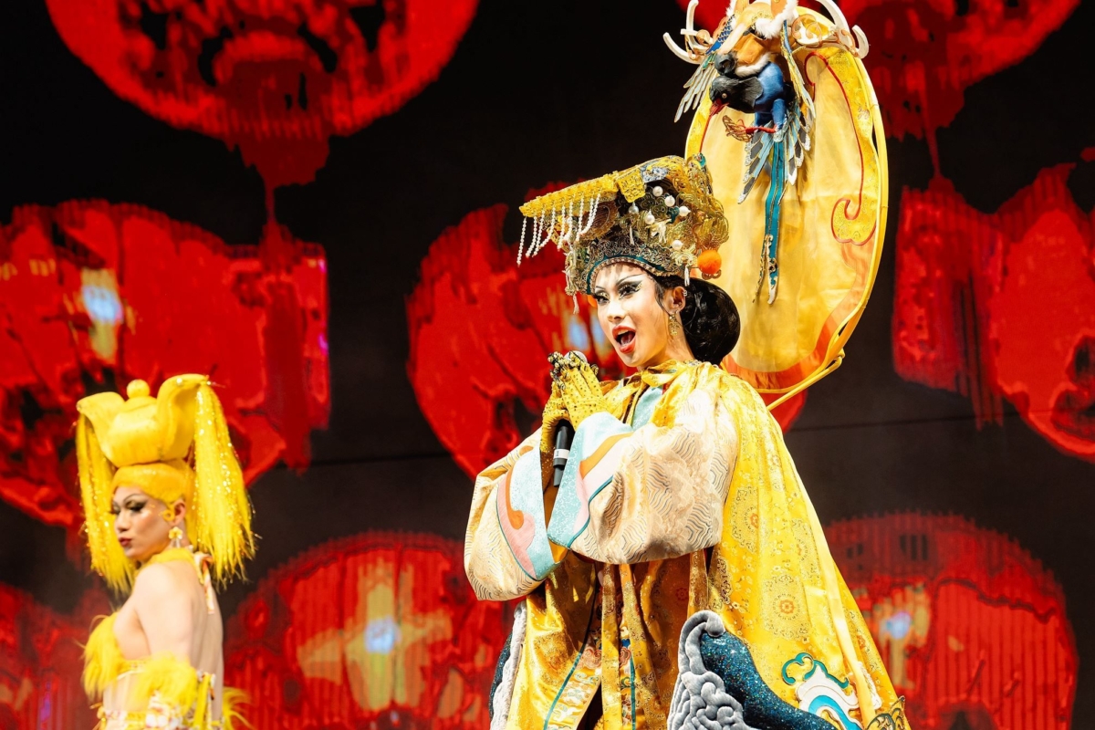 變裝皇后妮妃雅8日登上巴黎文化奧運台灣館