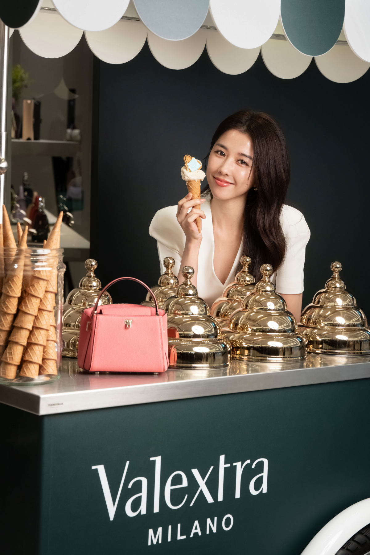 邵雨薇也換上了小巧輕便的Brera包款享用冰品，與經典義式夏日氛圍完美融合。