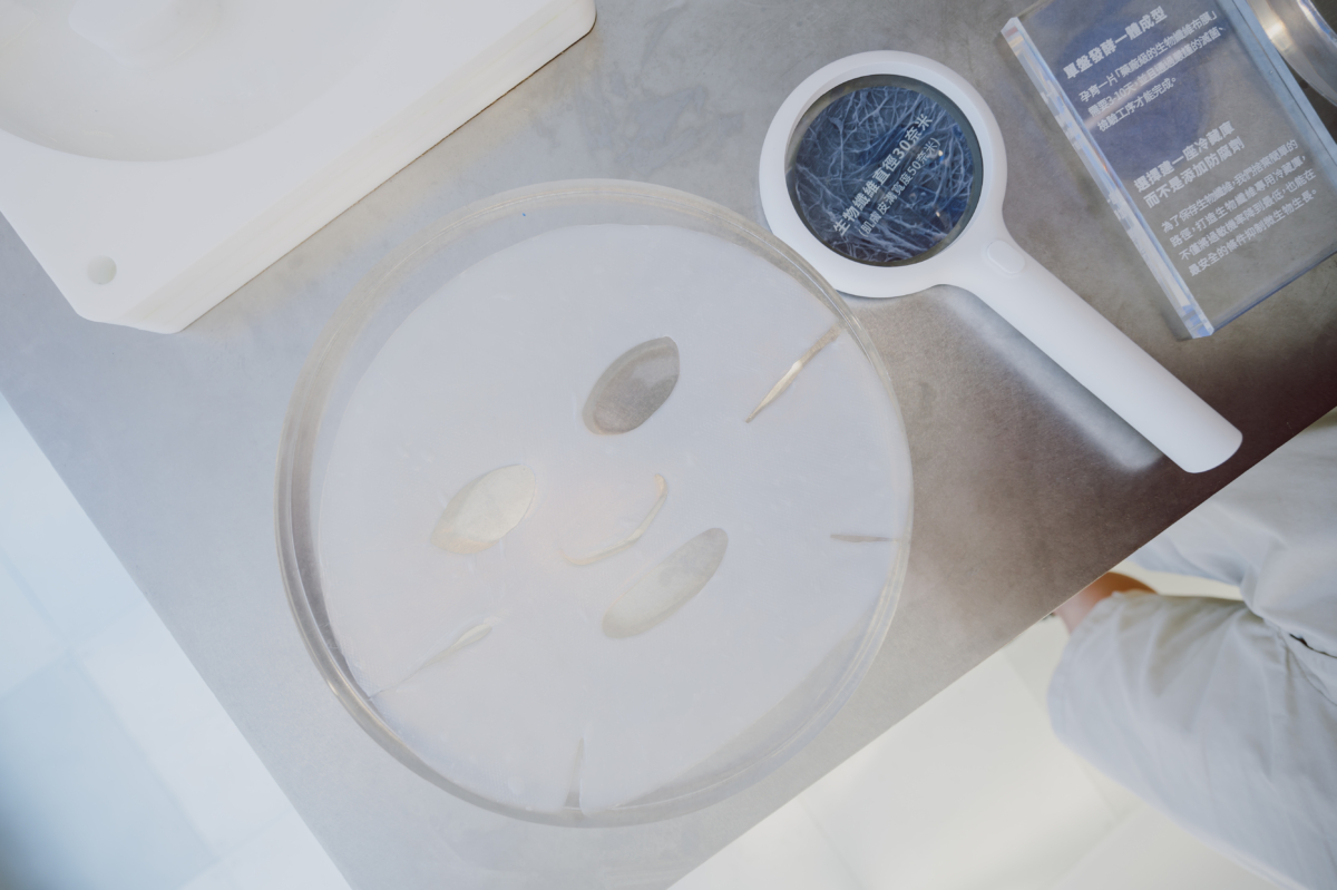 提提研生物纖維材質孔隙細小(直徑僅30奈米),能緊貼肌膚紋理.