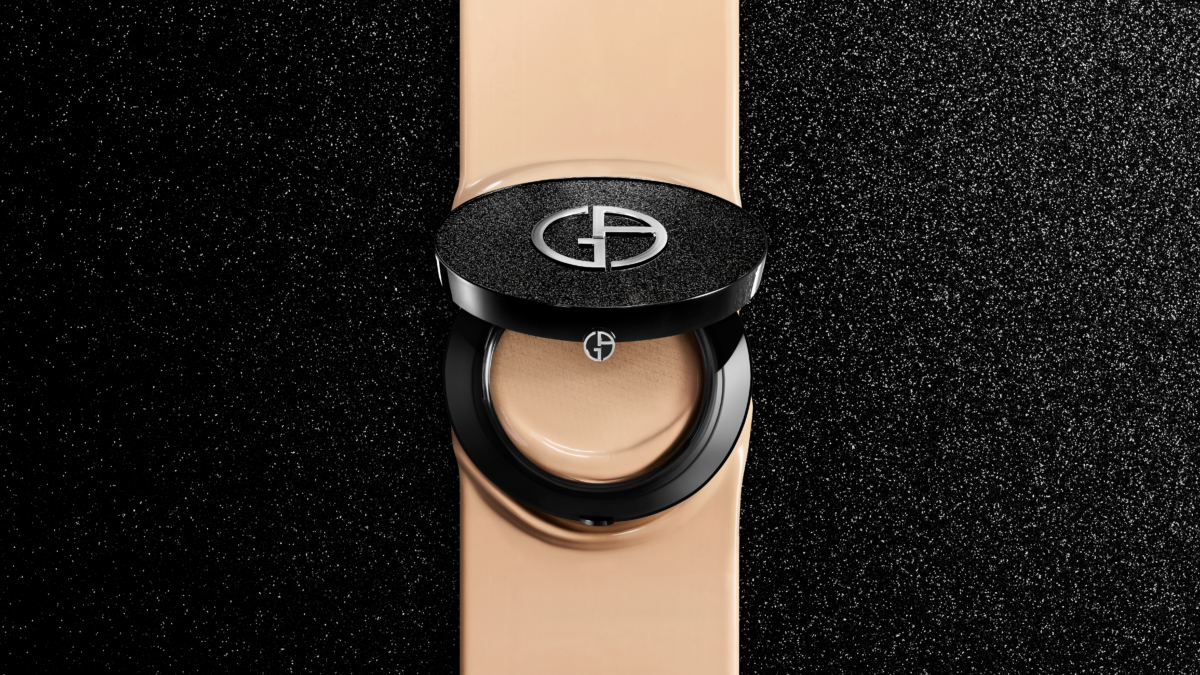 Armani Beauty「完美絲絨持久氣墊粉餅 夜幕星燦系列」含蕊心|NT$3,500 (Photo from Armani Beauty)