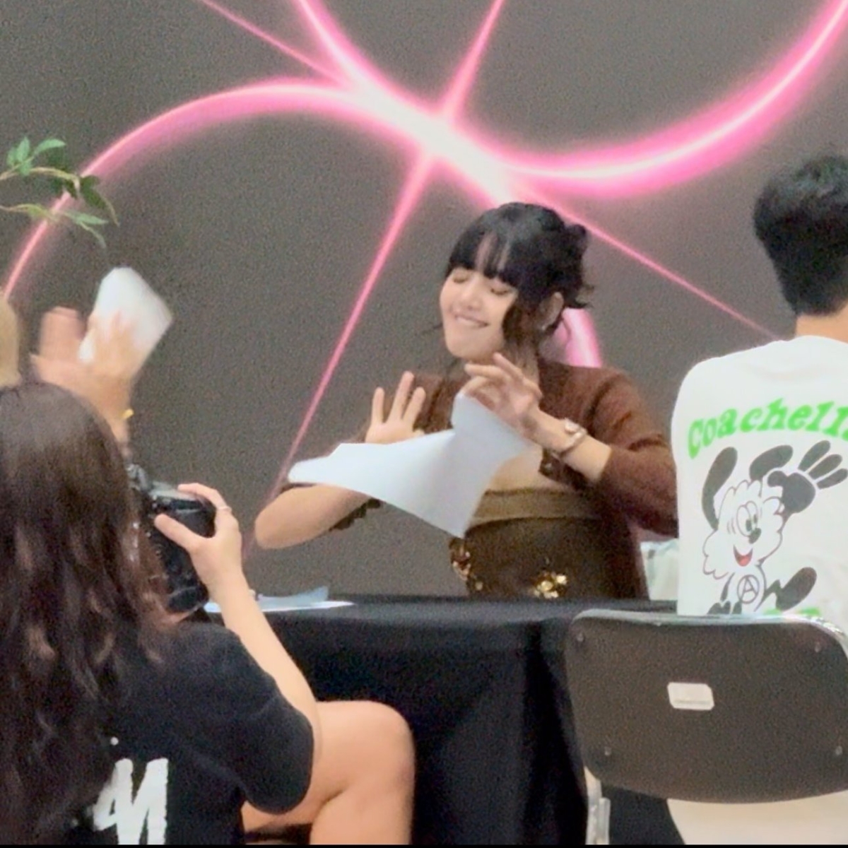 Lisa當場撕毀離婚證書拒簽