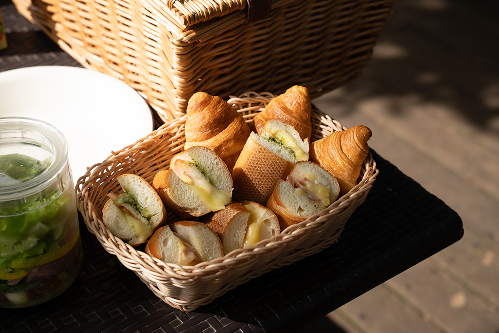 野餐式戶外提籃早餐-香蒜麵包內餡是新鮮火腿和濃郁起司。