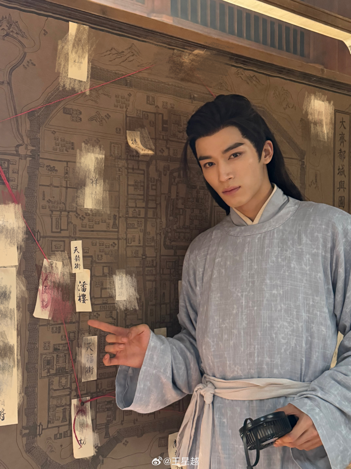 王星越目前正在拍攝古裝探案劇《定風波》。