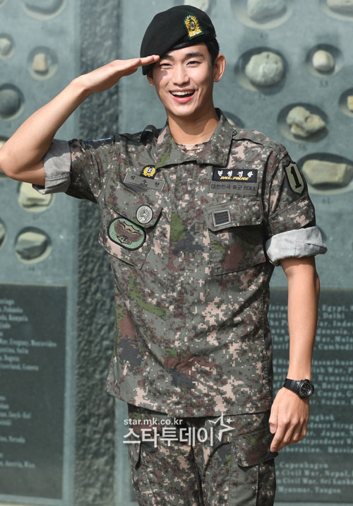 金秀賢當兵照。