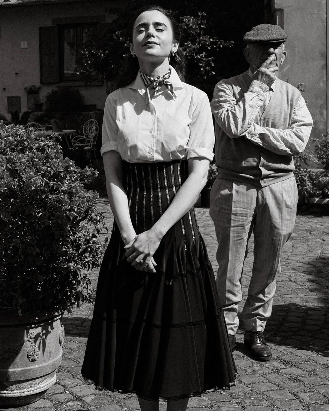 艾蜜莉在巴黎4》向羅馬假期「奧黛麗赫本」致敬！盤點七大造型, image size:1053x1316