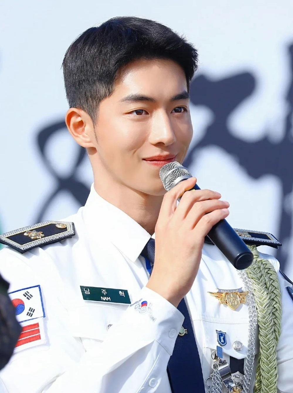 南柱赫當兵照。