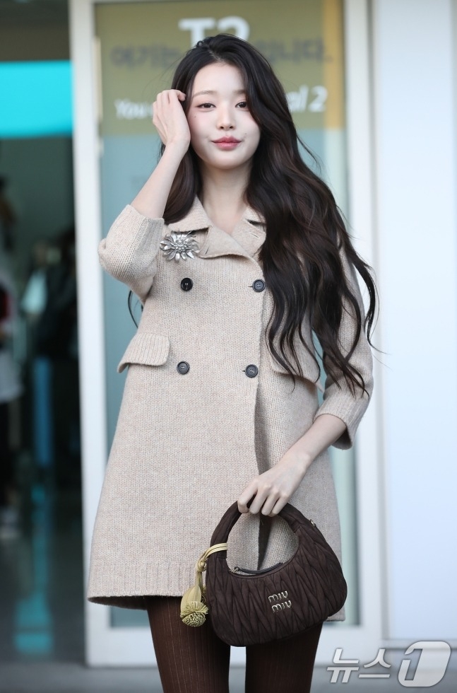 張員瑛出發前往巴黎，觀賞Miu Miu SS25系列時裝週