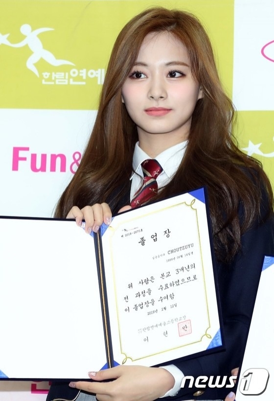 子瑜出席首爾翰林藝術高中畢業典禮