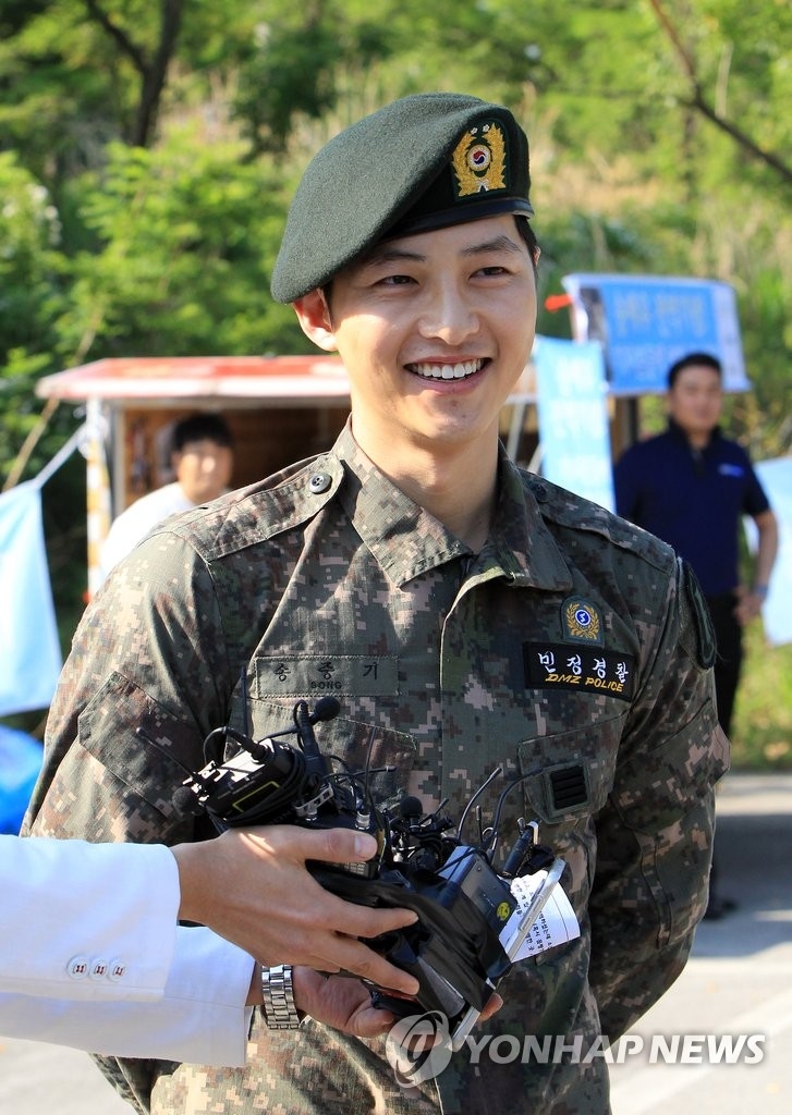 宋仲基當兵照。