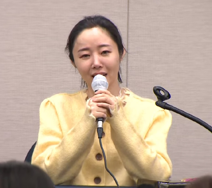 閔熙珍第二場記者會穿搭