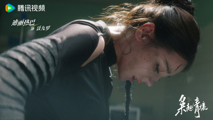 聶九羅以血餵刀,因此被封為「瘋刀」。