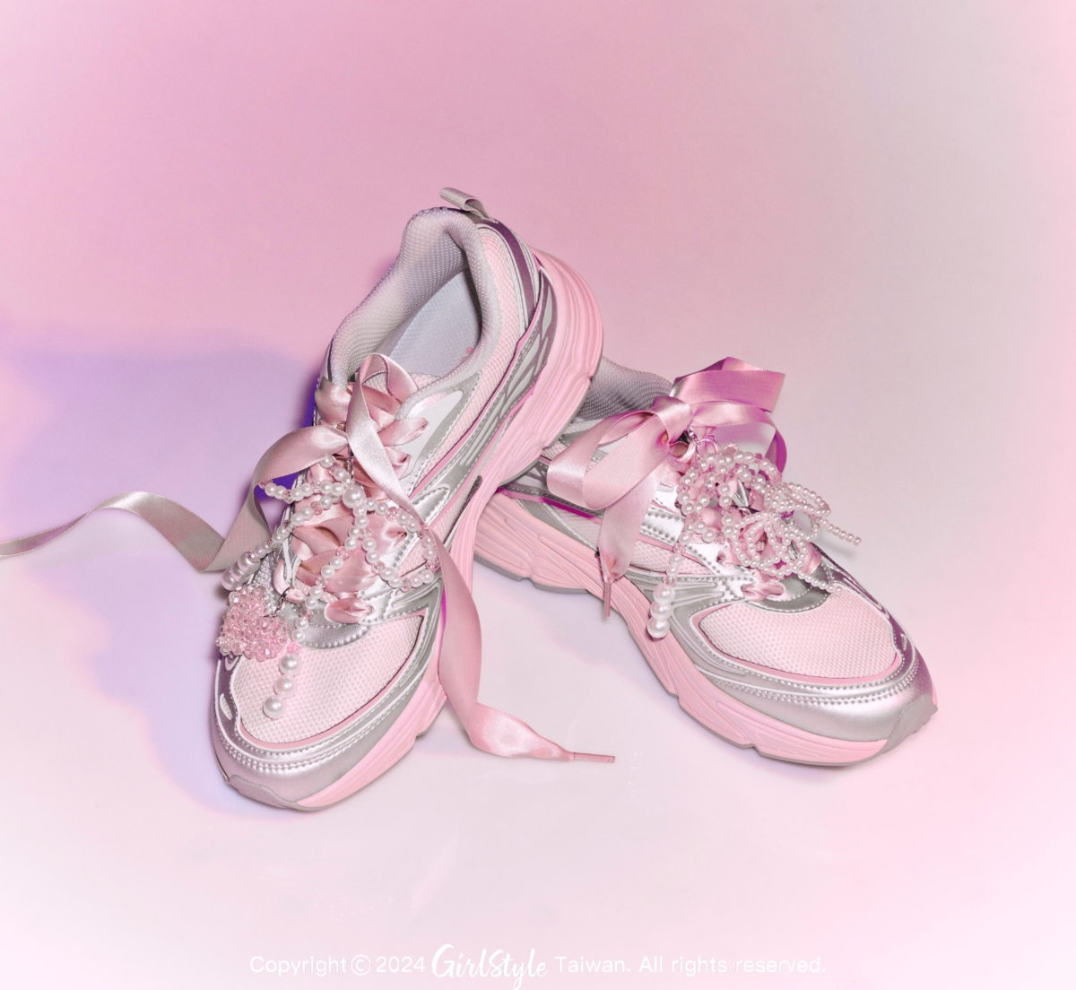 《粉色X炫銀正是韓國話題度最高的鞋款》