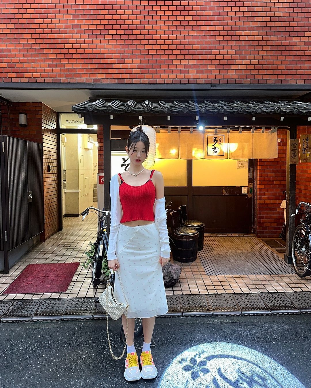 張員瑛在多吉蕎麥麵門口拍照