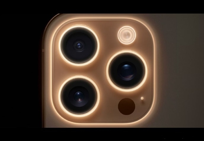 iPhone 16 Pro沙漠色鈦金屬三眼鏡頭