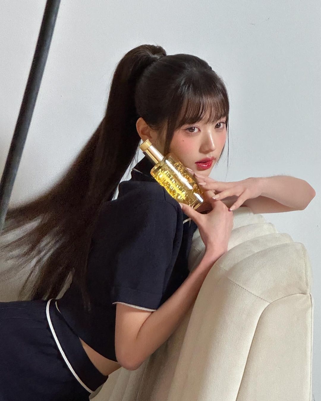 女星張員瑛身著 SANDRO 女裝系列