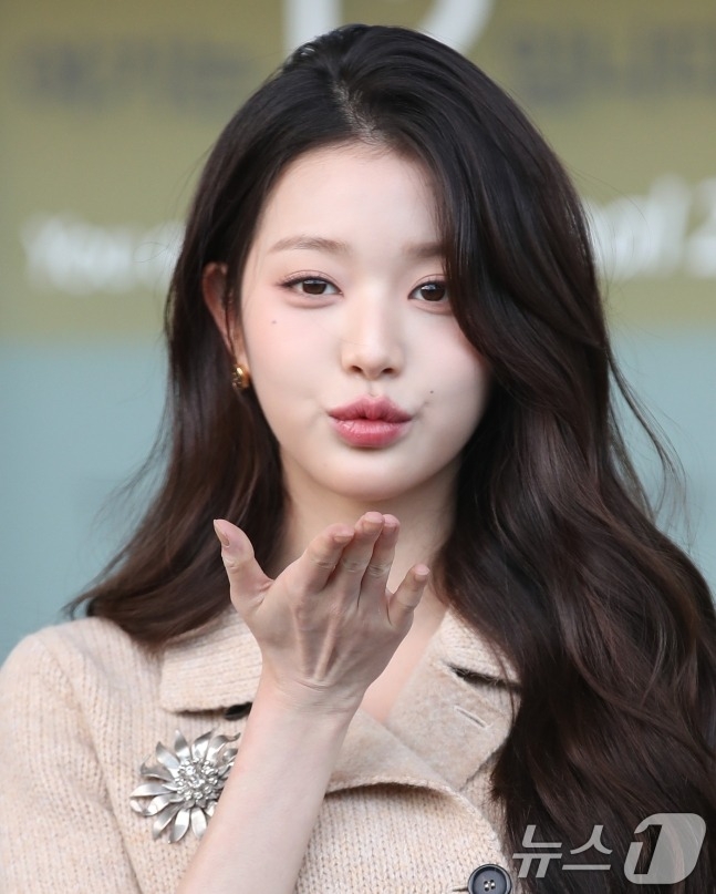 IVE成員張員瑛從仁川機場出發，為媒體送上飛吻