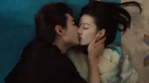 迪麗熱巴、陳星旭在《梟起青壤》殺青特輯當中直接甜蜜擁吻。