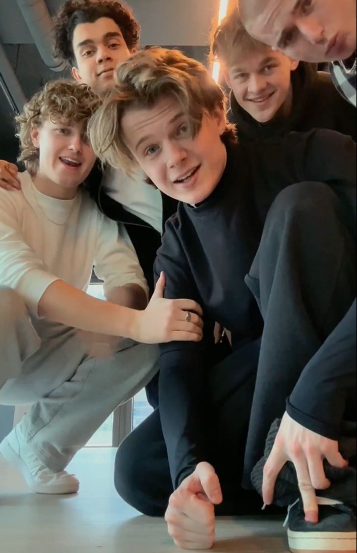 韓國SM娛樂公司第一個英國男團DEAR ALICE