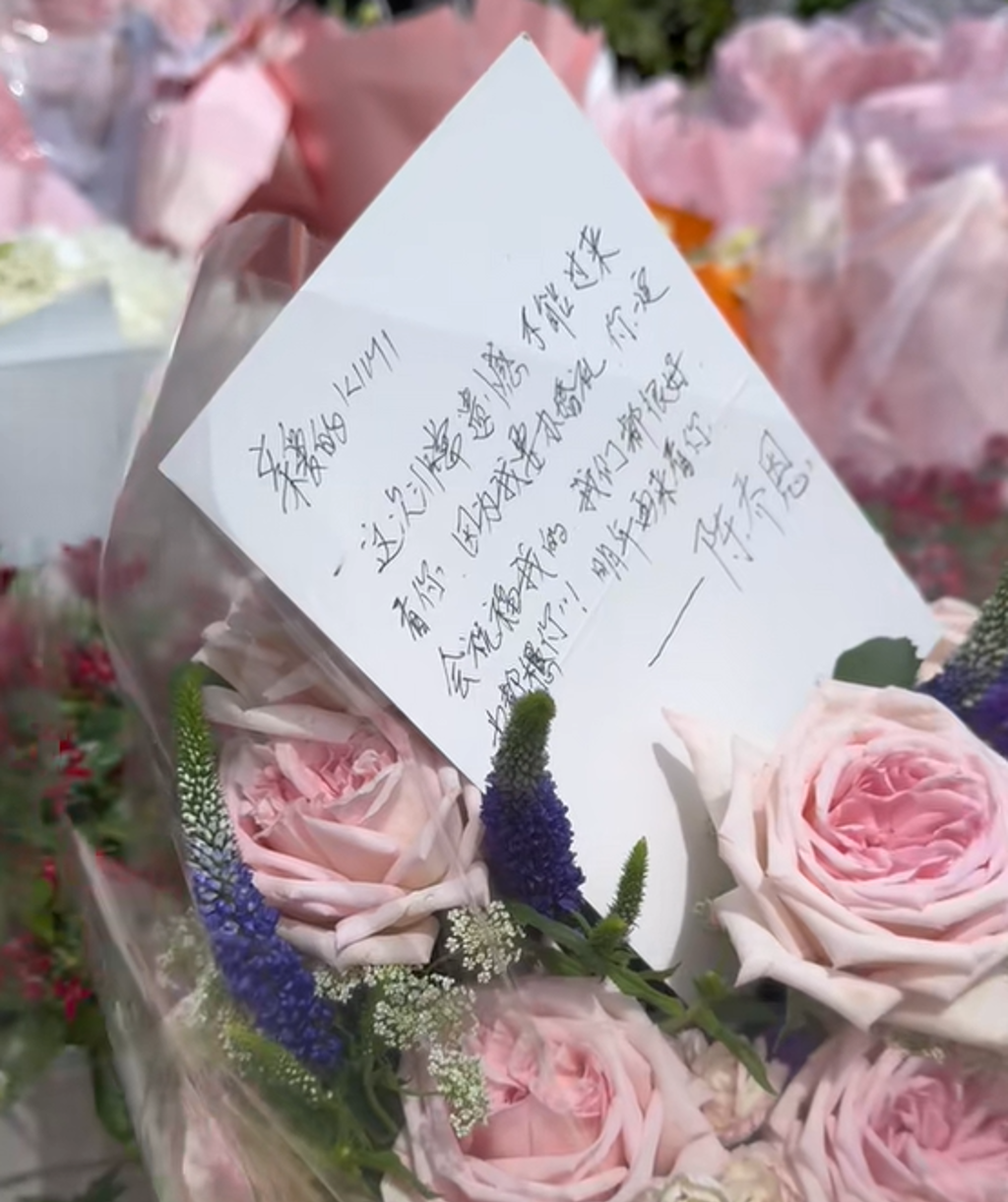 陳喬恩寫給已逝摯友喬任梁的手寫卡片。