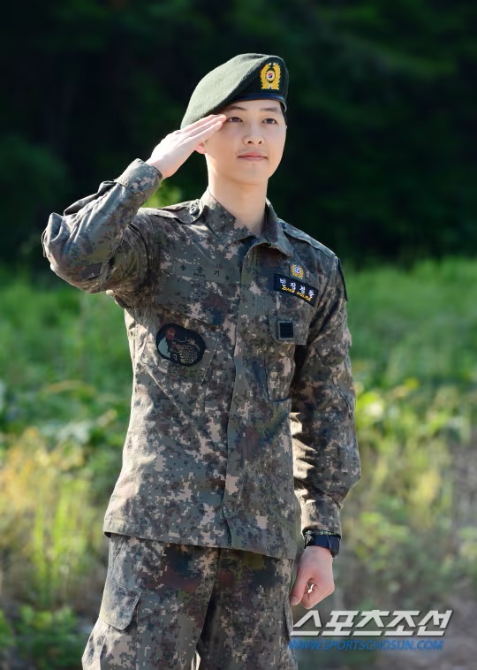 宋仲基當兵照。