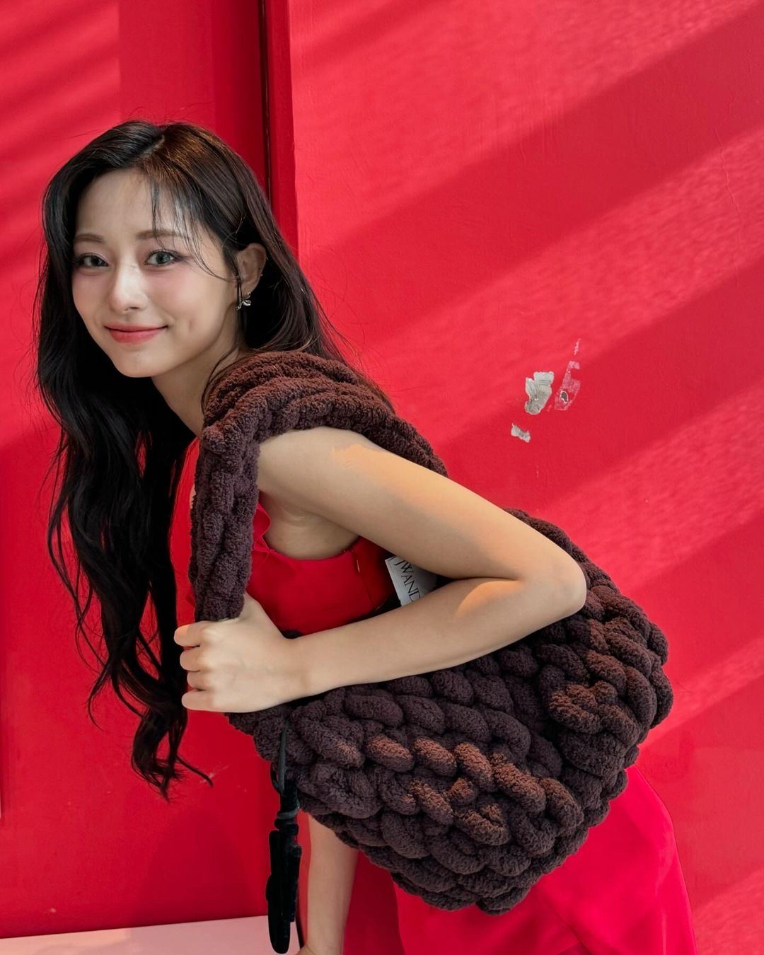 子瑜出道9年，以首張個人迷你專輯《abouTZU》作為團內第三位Solo出道的成員