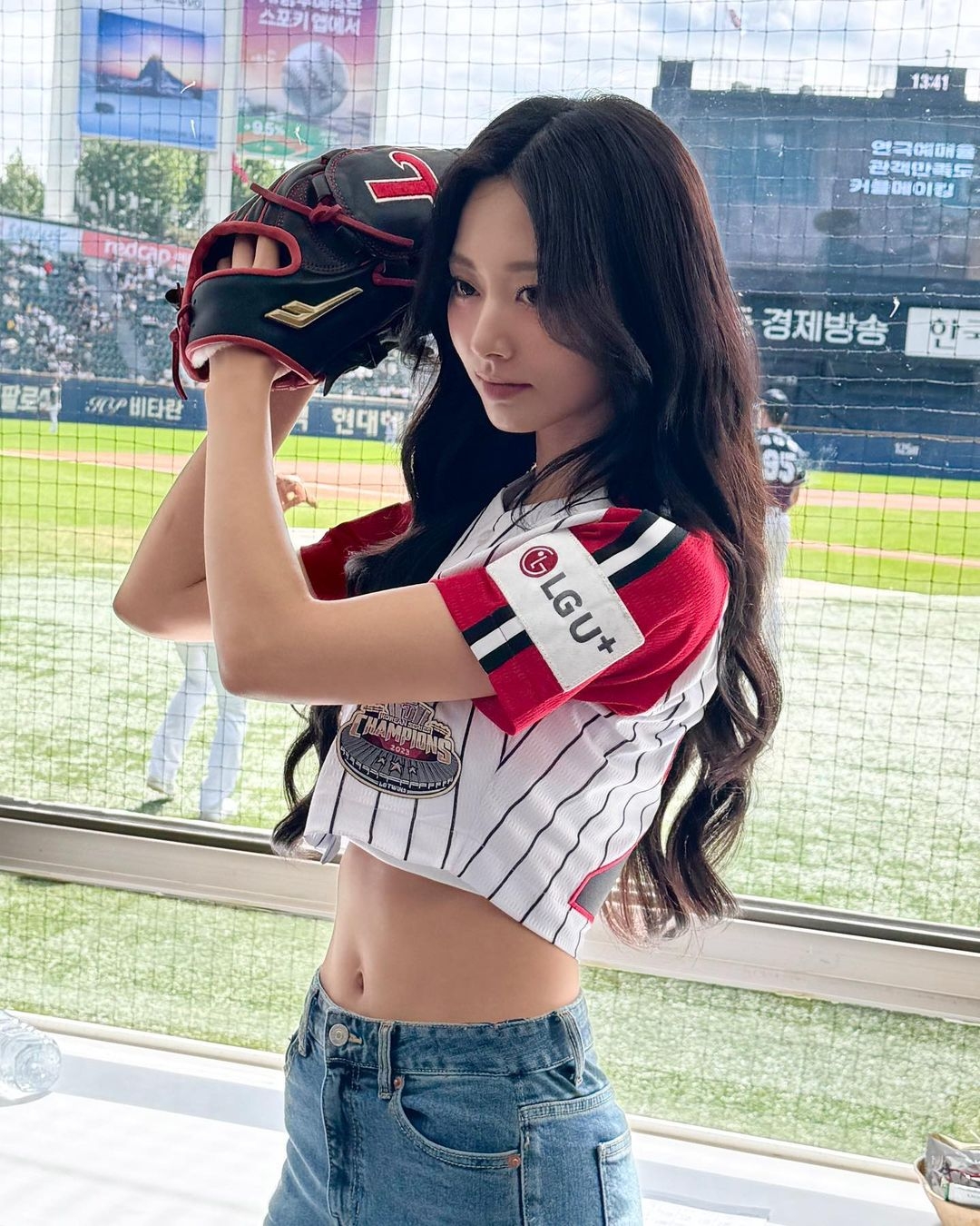 TWICE官方分享子瑜開球美照