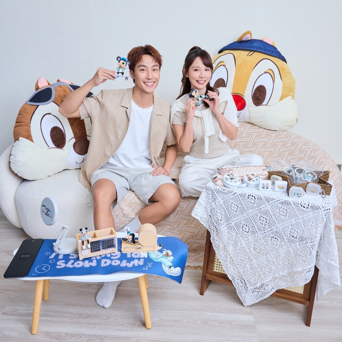 全店精品集點活動「Mickey & Friends 都市潮流」酷炫登場,以街頭單寧風格的藍色、灰色為基底,加入換上街頭潮流ootd的米奇、米妮、唐老鴨、奇奇、蒂蒂等大明星,設計逾50款限時限量加價購商品