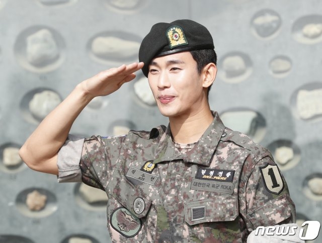 金秀賢當兵照。