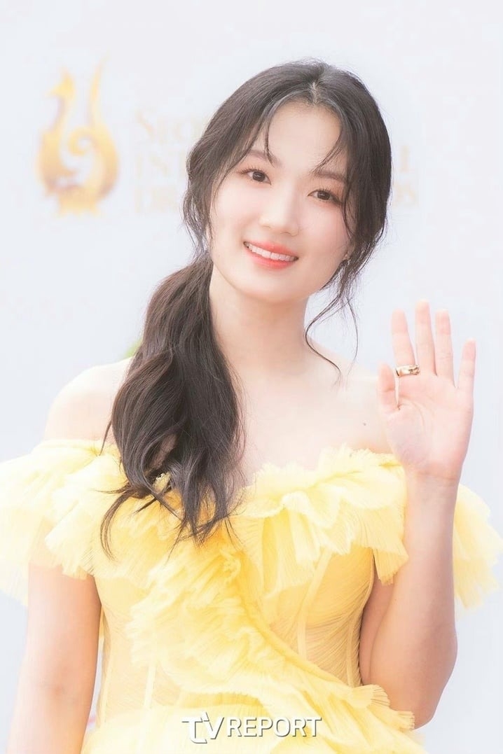 《背著善宰跑》金惠奫絕美禮服走紅毯