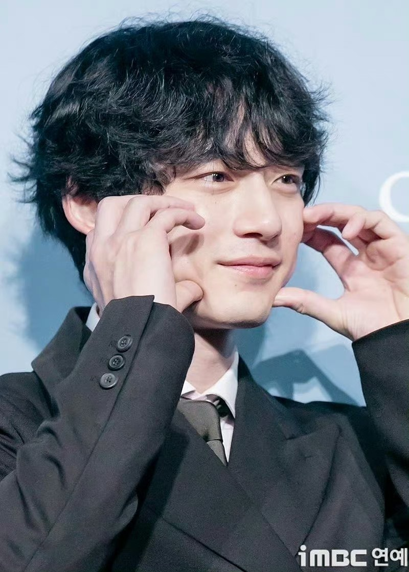 坂口健太郎比出韓國愛心臉