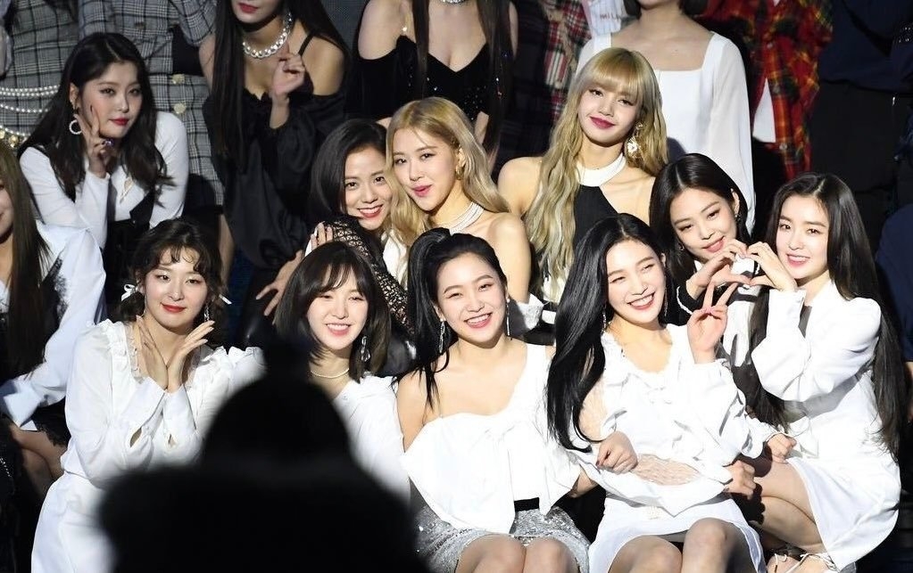 當年的BLACKPINK和Red Velvet合照