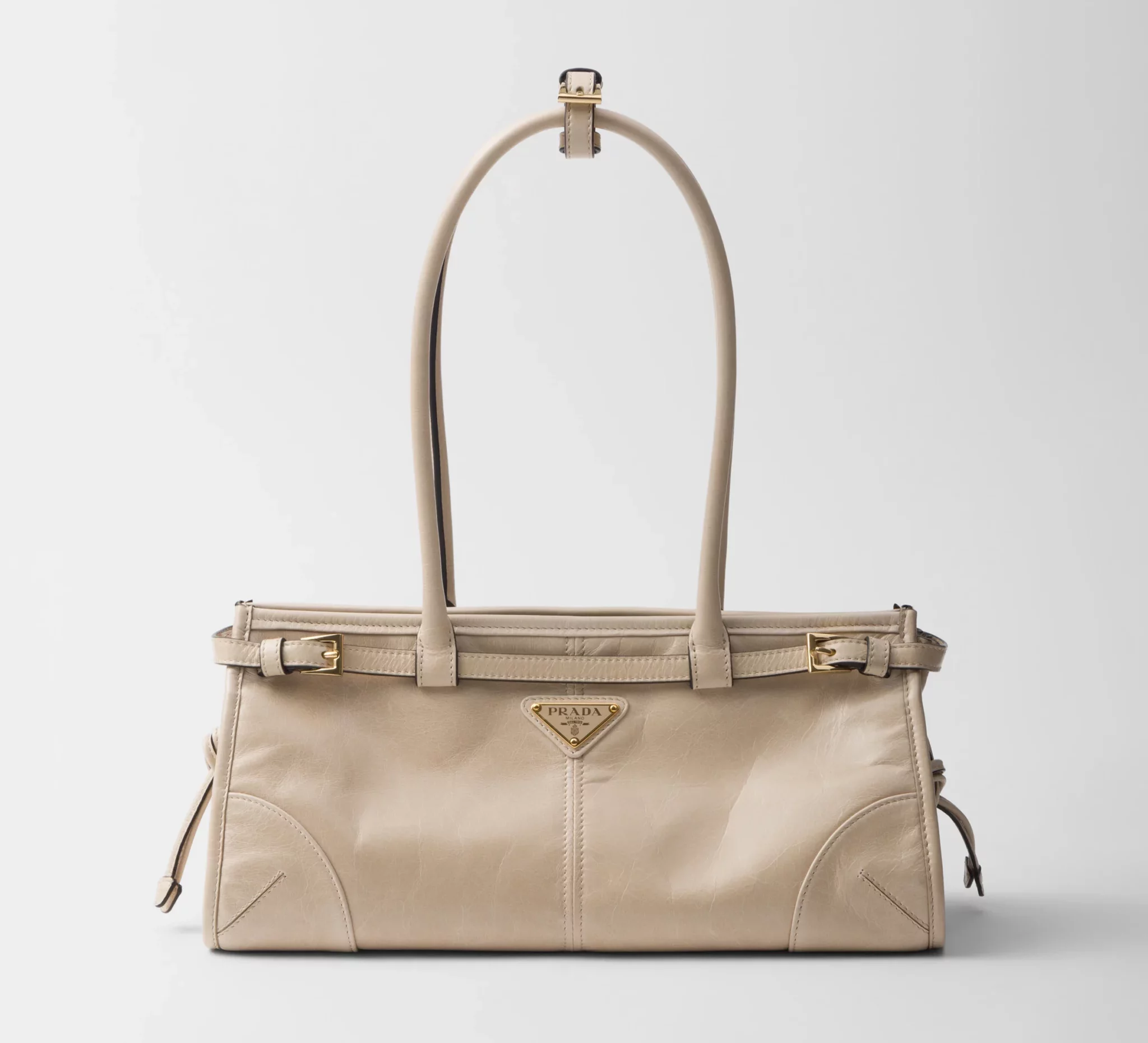 Prada Soft 中號皮革手袋，NT$ 90,000