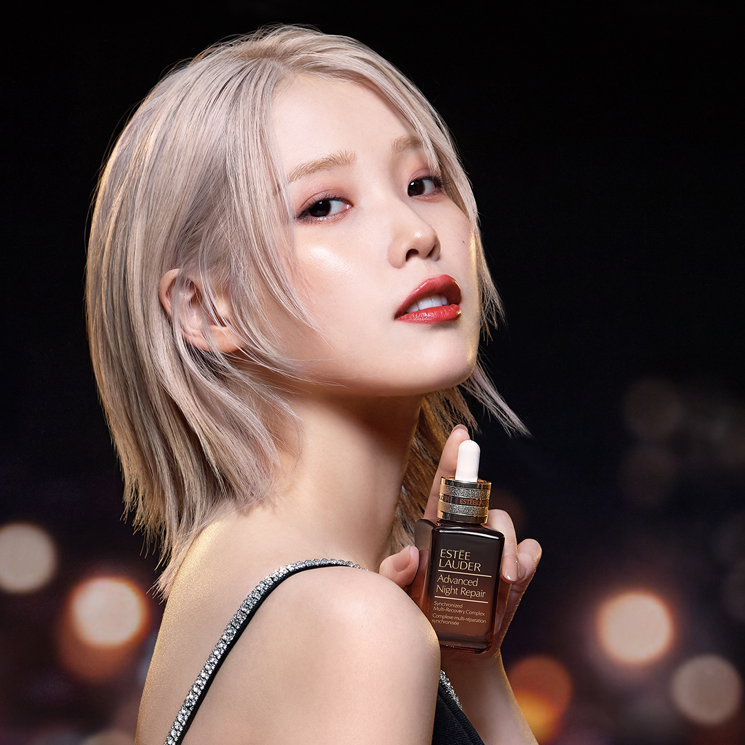 雅詩蘭黛全球品牌大使IU,誠摯推薦NO.1修護精華「小棕瓶」,摯愛美肌寶物,獻給最珍貴的你!