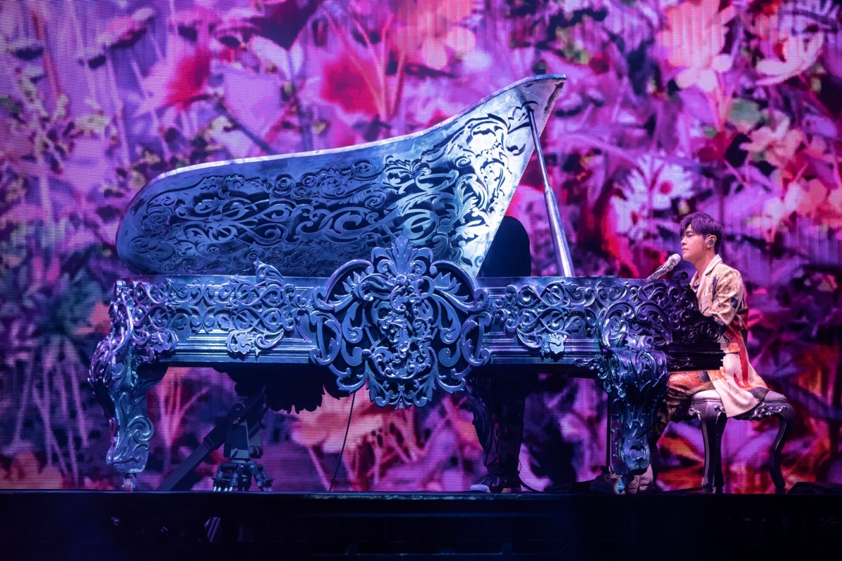 周董會在演唱會自彈自唱