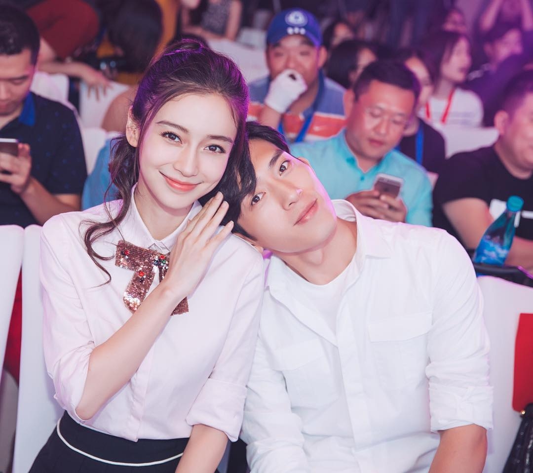 電影版《微微一笑很傾城》男、女主角井柏然、Angelababy出席北京發布會。