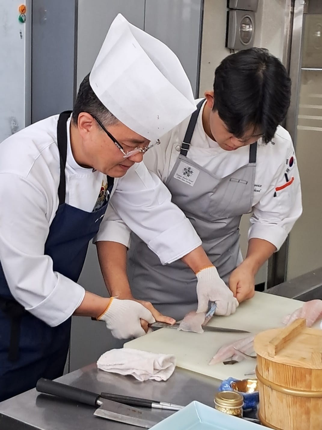 安惟鍟指導學生解剖魚技巧。