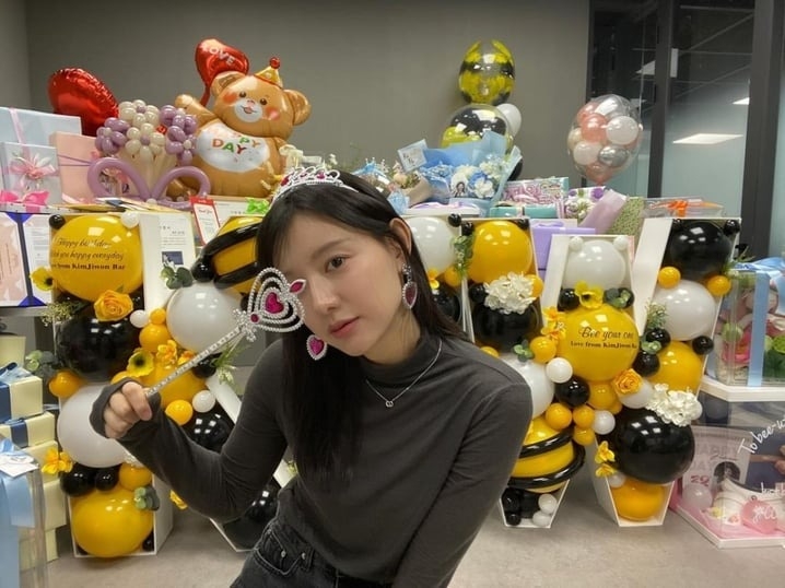 金智媛32歲生日也戴了公主套裝